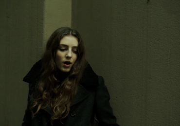 Birdy – Videopremiere „Light me up“