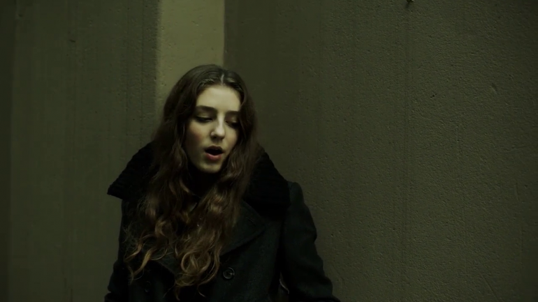 Birdy – Videopremiere „Light me up“