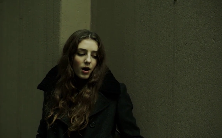 Birdy – Videopremiere „Light me up“